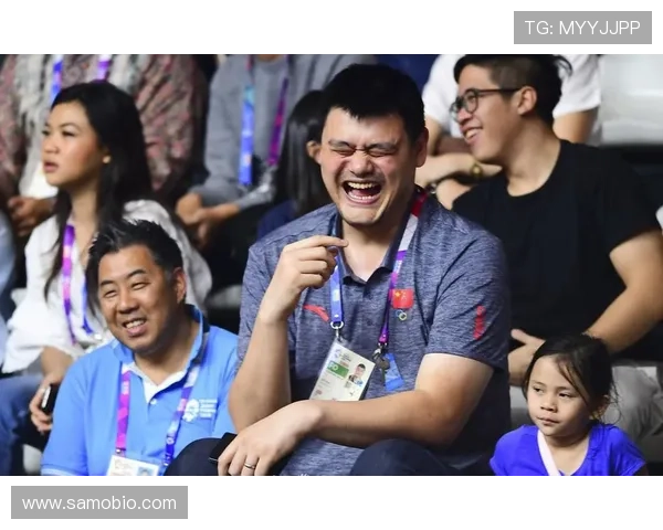 姚明颁奖时的灿烂笑容展现了运动员的风采与坚持的精神 姚明颁奖时的灿烂笑容展现了运动员的风采与坚持的精神